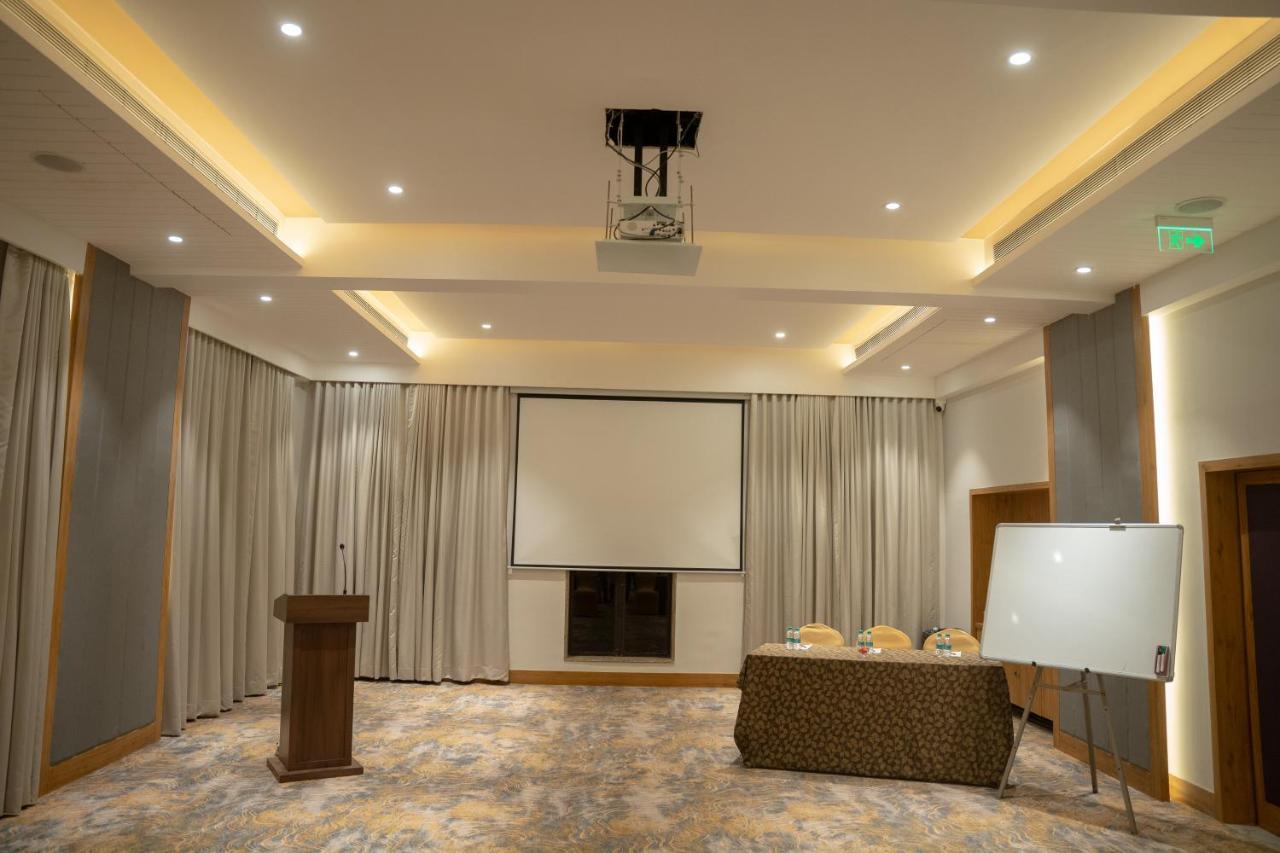U Rivergate Karjat Exterior foto